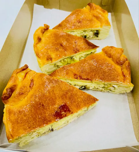 Zlatna korica i kremast fil od piletine, pečuraka i kajmaka