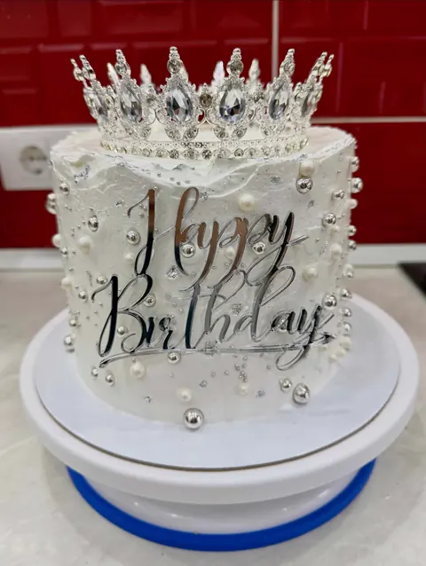 Rođendanska torta sa krunom