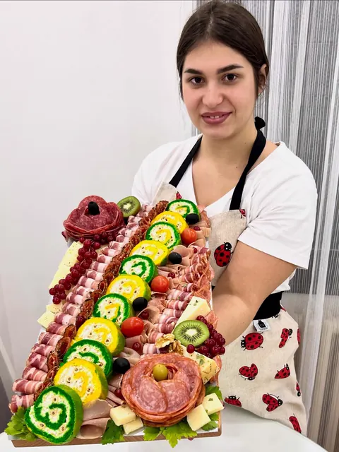 Trpeza puna boja