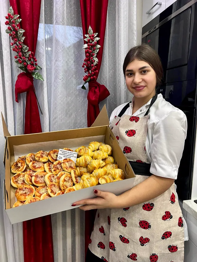Marija drži kutiju sa kiflicama i mini picama