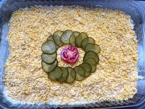 Mimoza salata ukrašena kiselim krastavčićima i paradajzom