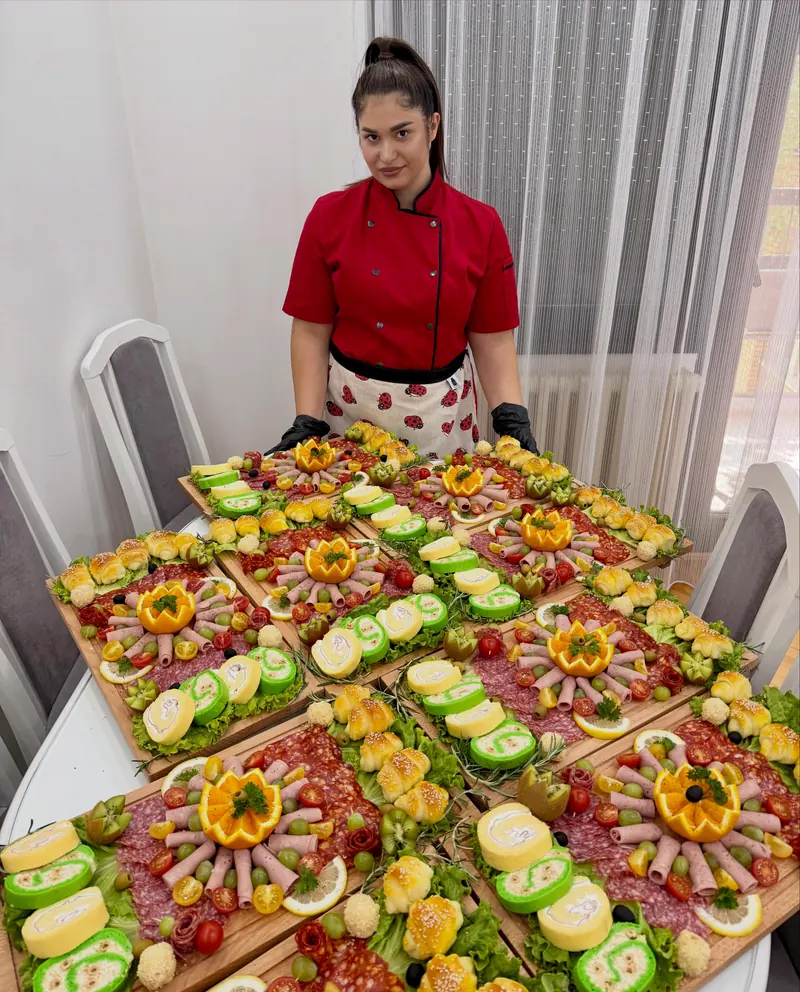 Marija iza stola punog slanih dasaka
