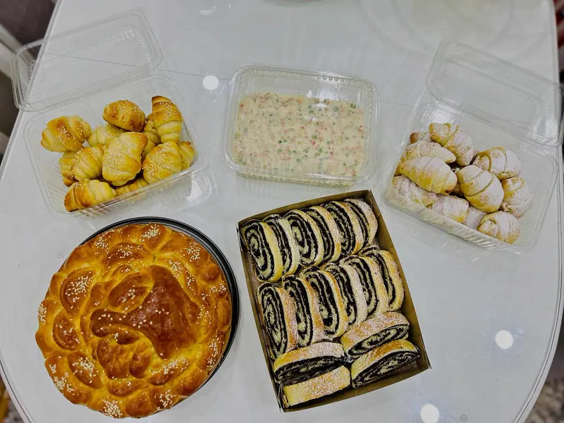 Božićna trpeza: česnica, kiflice sa susamom, kiflice sa kremom, štrudla sa makom i ruska salata