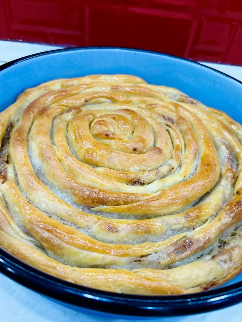 Sarajevska pita sa mesom, uvijena u spiralu