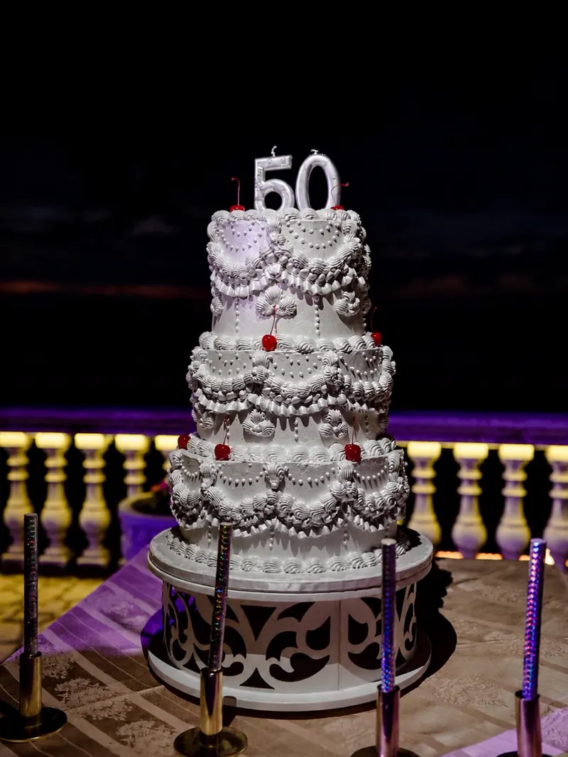 Bela torta na tri sprata sa brojem 50 na proslavi